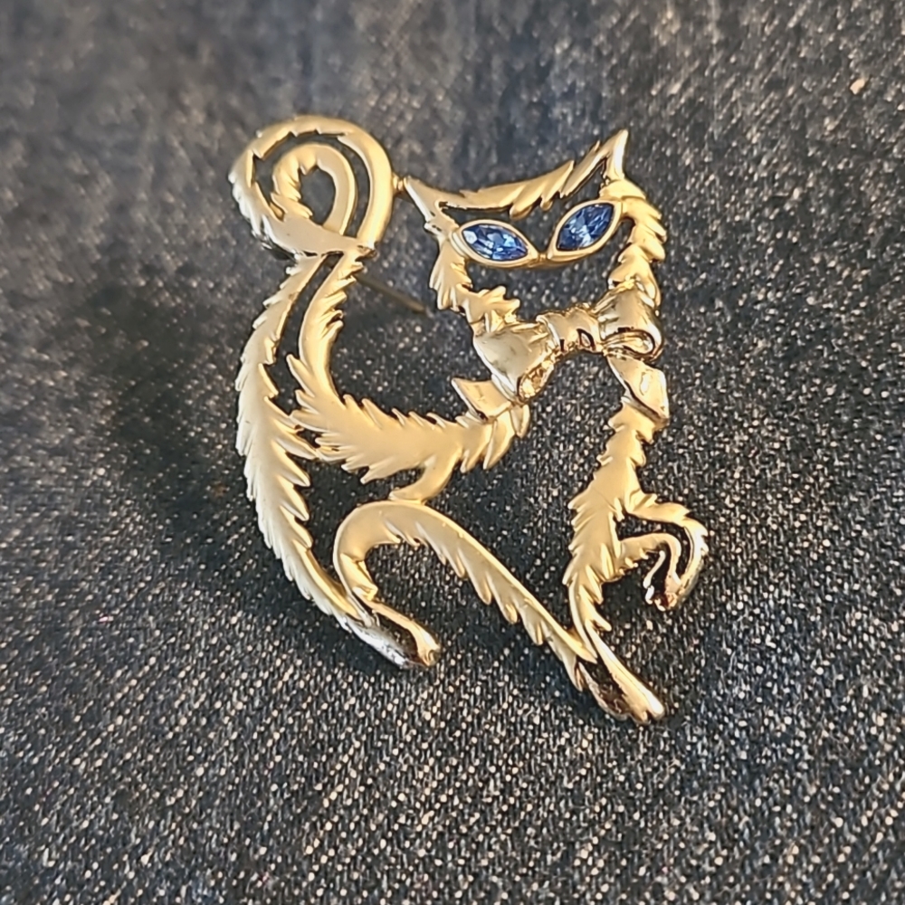 Cat pin